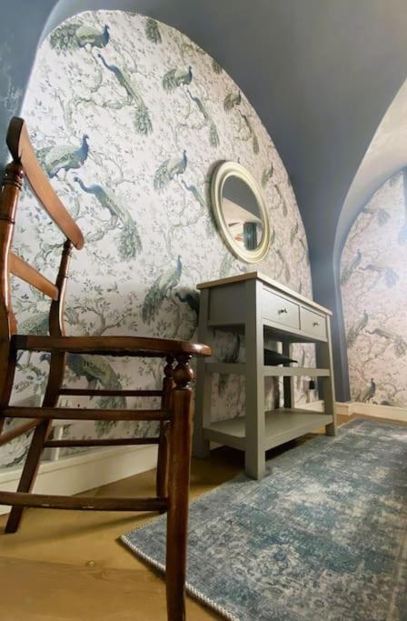 Stay In A Castle! Unique & Luxurious Historical Apartment, Self Contained, Free Parking & Wi-Fi 체스터 외부 사진