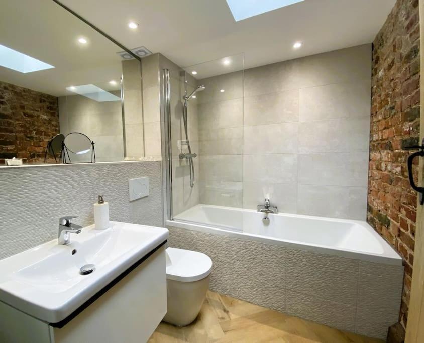 Stay In A Castle! Unique & Luxurious Historical Apartment, Self Contained, Free Parking & Wi-Fi 체스터 외부 사진