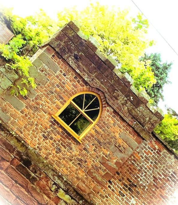 Stay In A Castle! Unique & Luxurious Historical Apartment, Self Contained, Free Parking & Wi-Fi 체스터 외부 사진