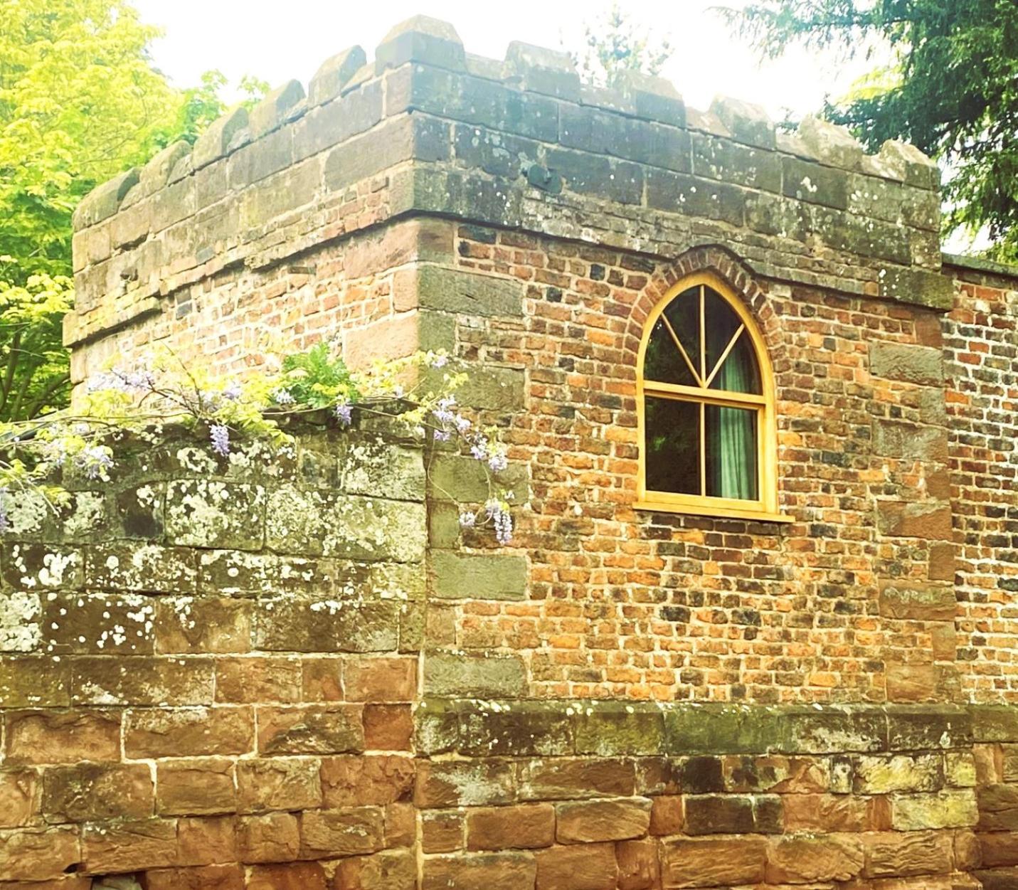 Stay In A Castle! Unique & Luxurious Historical Apartment, Self Contained, Free Parking & Wi-Fi 체스터 외부 사진